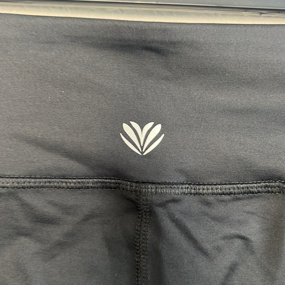 Forever 21 women’s long leggings black with mesh panels on sides - Picture 5 of 8